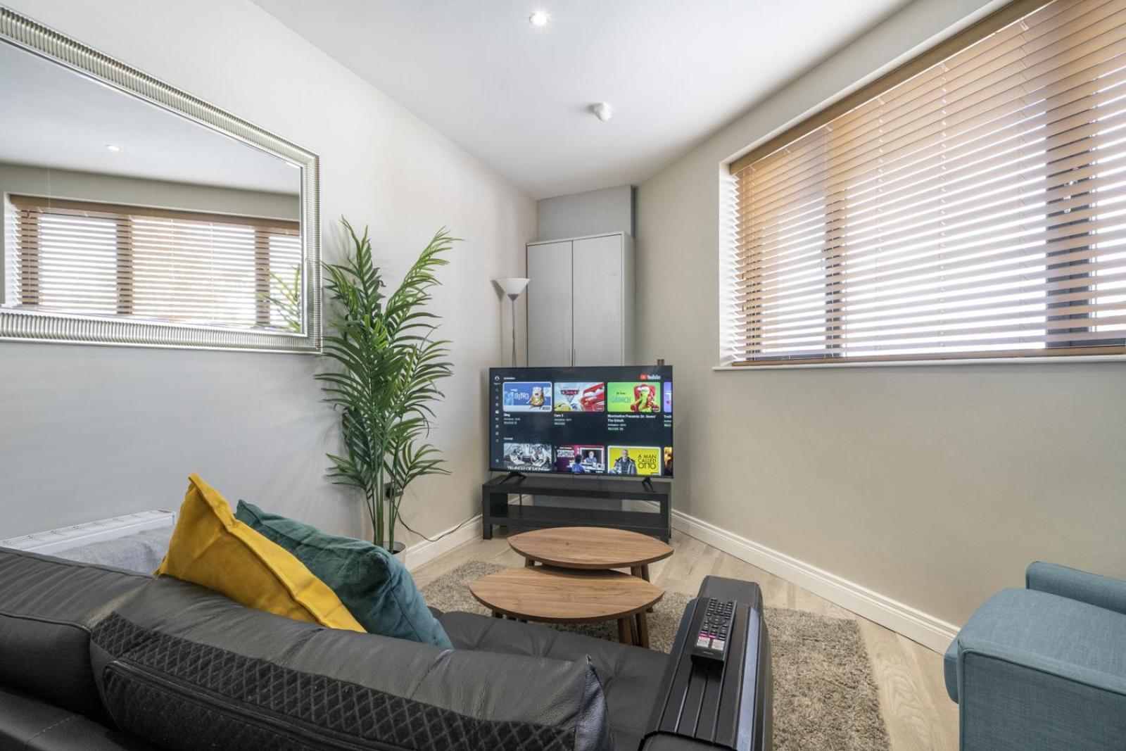 Old Hollywood - 1Bd Ap - Gold Short Term Stays Belfast Exterior photo