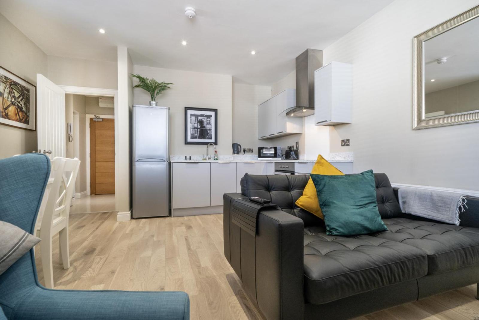 Old Hollywood - 1Bd Ap - Gold Short Term Stays Belfast Exterior photo
